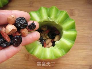 健脑抗衰—香瓜五果汤盅的做法步骤:3