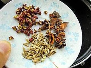 馋嘴小吃---五香栗子的做法步骤：4