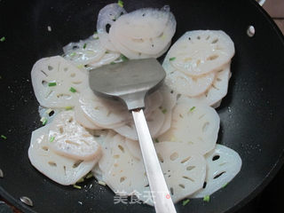 葱爆藕片的做法步骤:5
