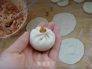 蟹黄小笼包的做法步骤:10