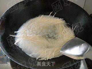 酸菜酱鱼丁面的做法步骤:12