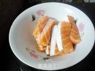 原汁原味——香煎三文鱼腩的做法步骤：2