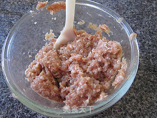 果仁鸡肉蓉炒秋葵的做法步骤：2