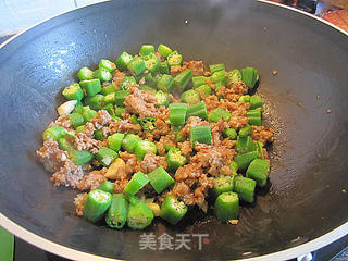 果仁鸡肉蓉炒秋葵的做法步骤：5