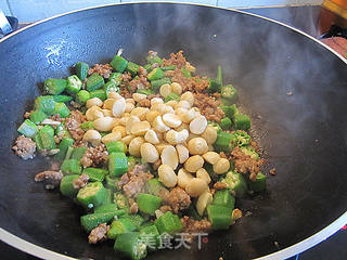 果仁鸡肉蓉炒秋葵的做法步骤：6