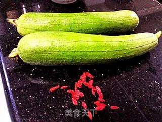 枸杞炒丝瓜的做法步骤：1