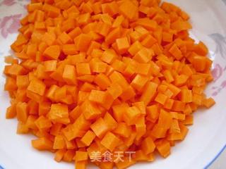 干剥皮鱼炒胡萝卜丁的做法步骤：2