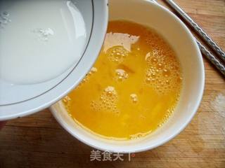 给剩米饭披上华丽的外衣—蛋包饭的做法步骤:2