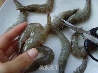 红酒烹虾的做法步骤:2