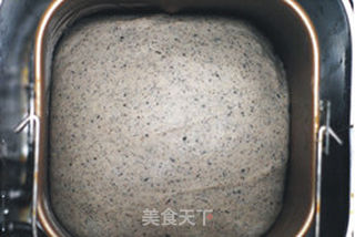 【黑芝麻餐包】的做法步骤:4