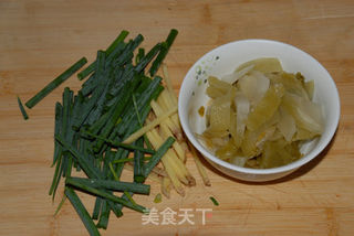 潮汕咸菜炒墨斗须的做法步骤:2