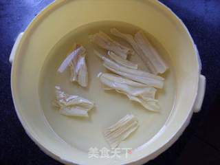 美容菜-----口蘑腐竹炒蹄筋的做法步骤:2
