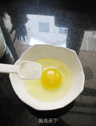 就像小孩子皮肤一样嫩滑----牛奶炖鸡蛋的做法步骤:2