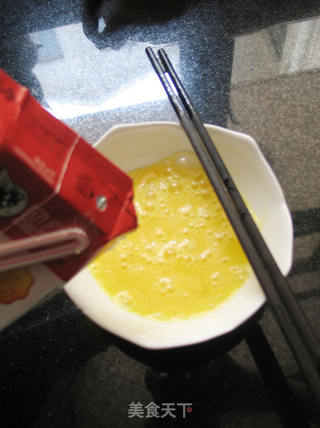 就像小孩子皮肤一样嫩滑----牛奶炖鸡蛋的做法步骤:3