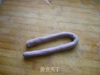 紫薯肉松麻花卷的做法步骤：6