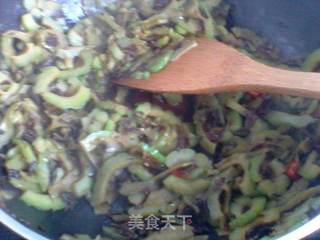 腌菜炒苦瓜的做法步骤：11