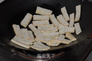 老干妈炒鱼饼的做法步骤:3
