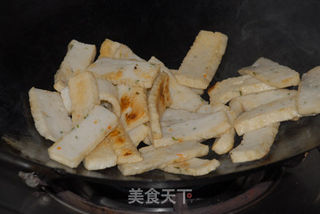 老干妈炒鱼饼的做法步骤:4