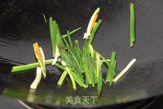 老干妈炒鱼饼的做法步骤:5