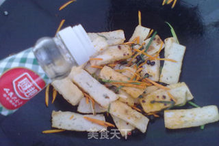 老干妈炒鱼饼的做法步骤:9