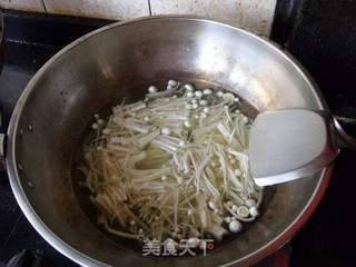 益智补钙----金针菇昂公鱼奶汤的做法步骤:3