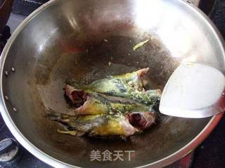 益智补钙----金针菇昂公鱼奶汤的做法步骤:7