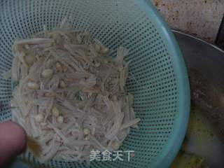 益智补钙----金针菇昂公鱼奶汤的做法步骤:9