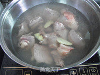 秋冬养生—茶菇番鸭煲的做法步骤:3