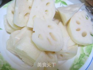 莲藕玉米排骨汤的做法步骤:3