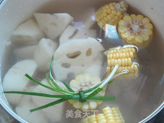 莲藕玉米排骨汤的做法步骤:5