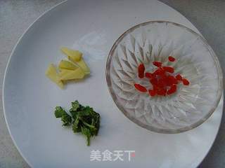 鲟鱼头汤的做法步骤：2