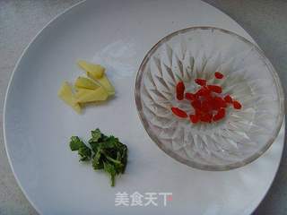 鲟鱼头汤的做法步骤:2