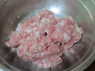 全手工圆白菜鲜肉锅贴的做法步骤：1