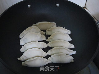 全手工圆白菜鲜肉锅贴的做法步骤:21