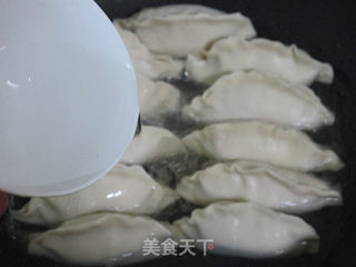 全手工圆白菜鲜肉锅贴的做法步骤:23