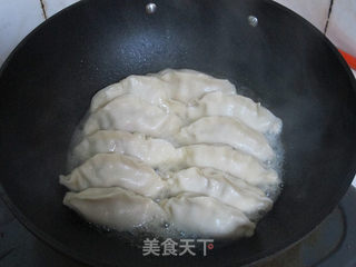 全手工圆白菜鲜肉锅贴的做法步骤:24