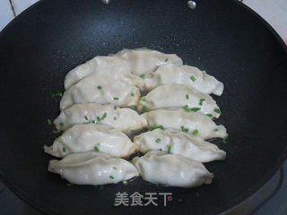 全手工圆白菜鲜肉锅贴的做法步骤：25
