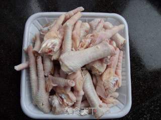 球葱炒鸡爪的做法步骤:2