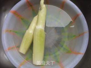 家常菜-----茭白焖肉的做法步骤:2