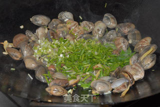 原味的葱姜炒花蛤的做法步骤:5