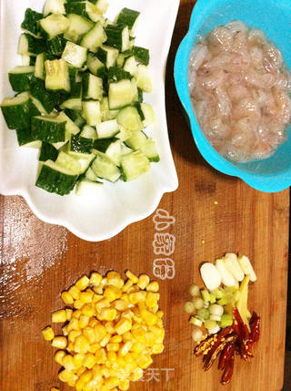香辣黄瓜玉米虾仁的做法步骤：1