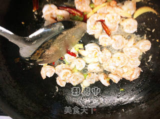 香辣黄瓜玉米虾仁的做法步骤：2