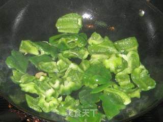 辣味青椒炒鱿鱼的做法步骤:4