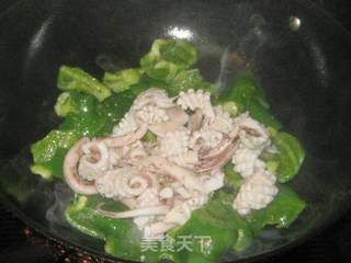 辣味青椒炒鱿鱼的做法步骤:5