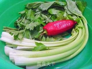 【家庭快手小炒】四季家常小炒---尖椒芹菜炒肉丝的做法步骤：1