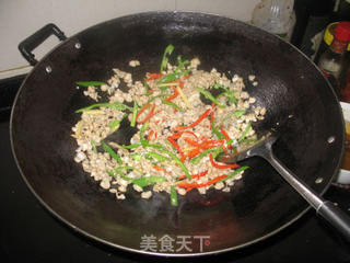 椒丝韭菜炒沙蚬的做法步骤:5
