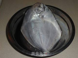 糖醋鲳鱼的做法步骤：1