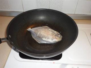 糖醋鲳鱼的做法步骤：4
