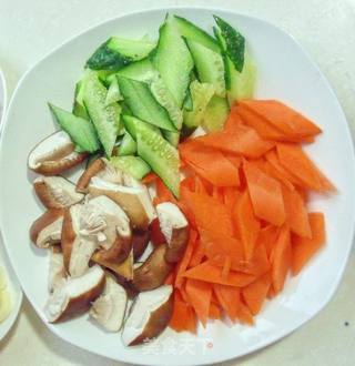 挡不住的清新鲜香------鲜虾黄瓜饭的做法步骤:3