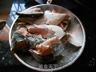 香煎三文鱼头的做法步骤：3